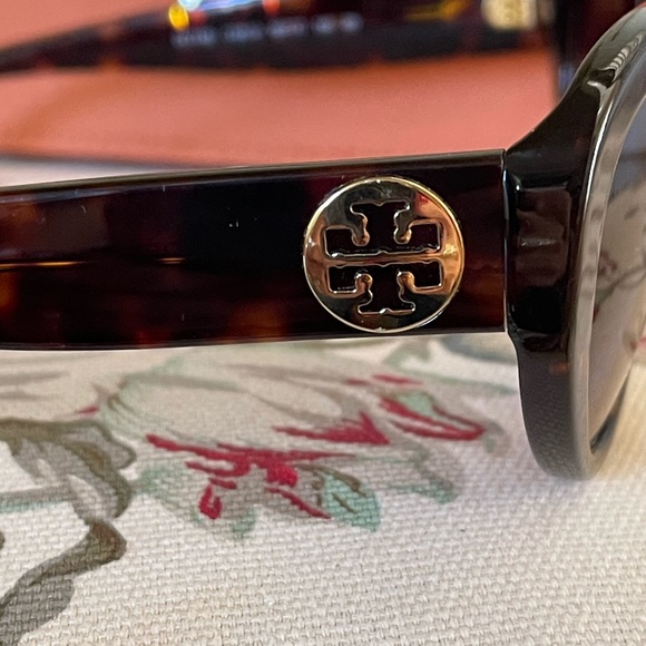 Tory Burch Sunglasses Tortoise with Gold - Picture 8 of 8
